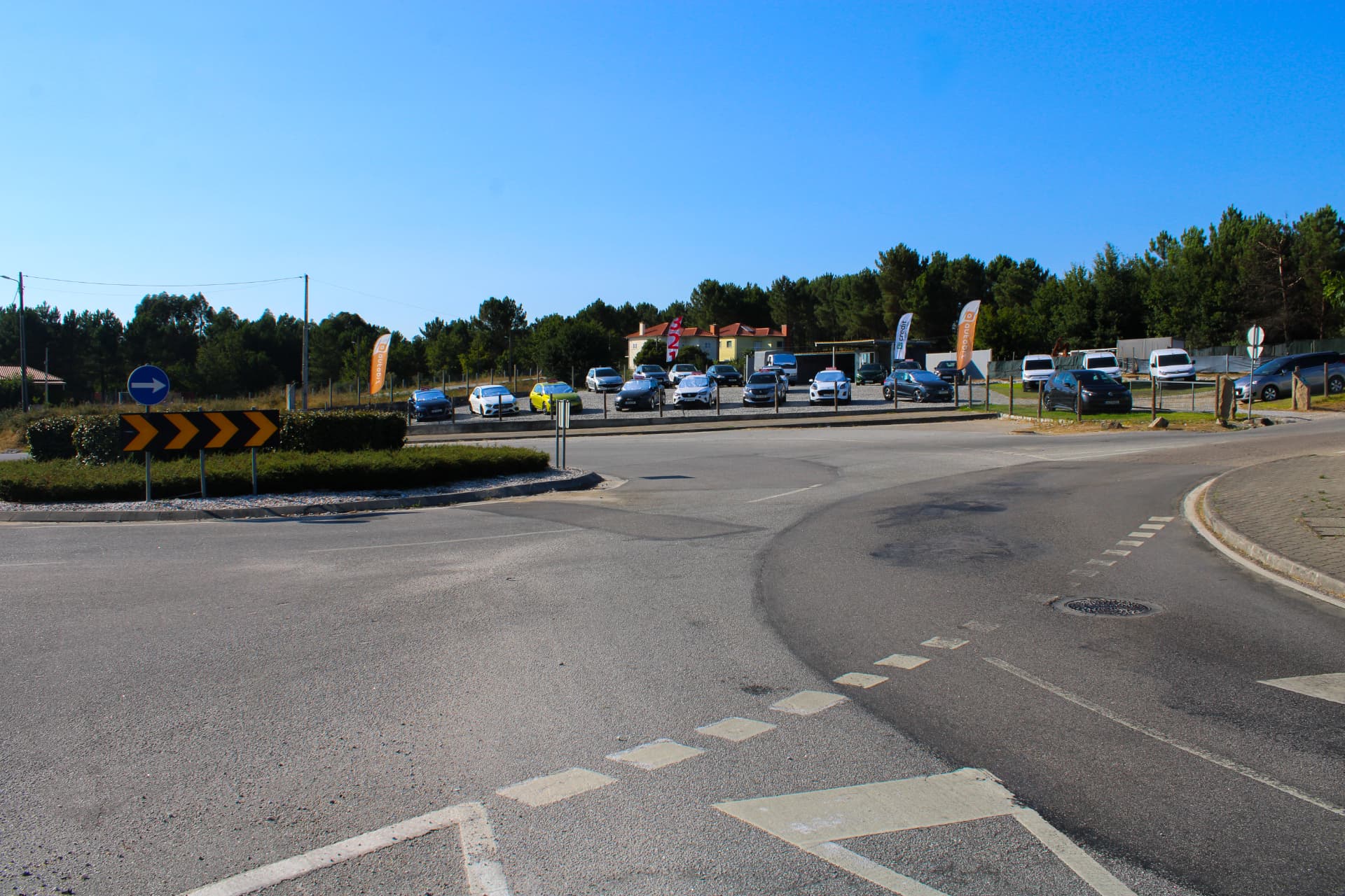 Stand AutoBiz Automóveis visto da rotunda, com viaturas expostas em Viseu